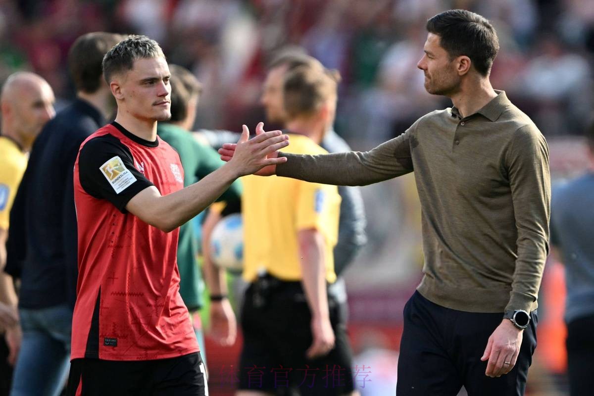 师徒情深!阿隆索维尔茨赛后拥抱寒暄+换球衣 师徒情深!阿隆索维尔茨赛后拥抱寒暄+换球衣